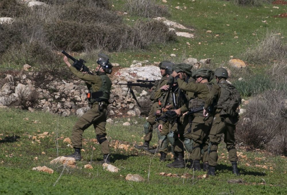 (1.3) Các binh sỹ thuộc quân đội Israel đang hoạt động tại làng Beit Dajan, Tây Nablus, khu Bờ Tây ngày 25/12/2020. (Ảnh: Getty Images)