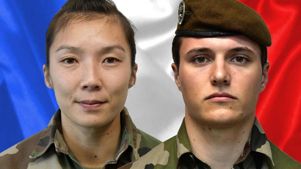 (1.3) Hạ sĩ quan Yvonne Huynh và trung sĩ Loic Risser đã thiệt mạng trong một chiến dịch của Pháp ngày 2.1.2021. (Nguồn: AFP)