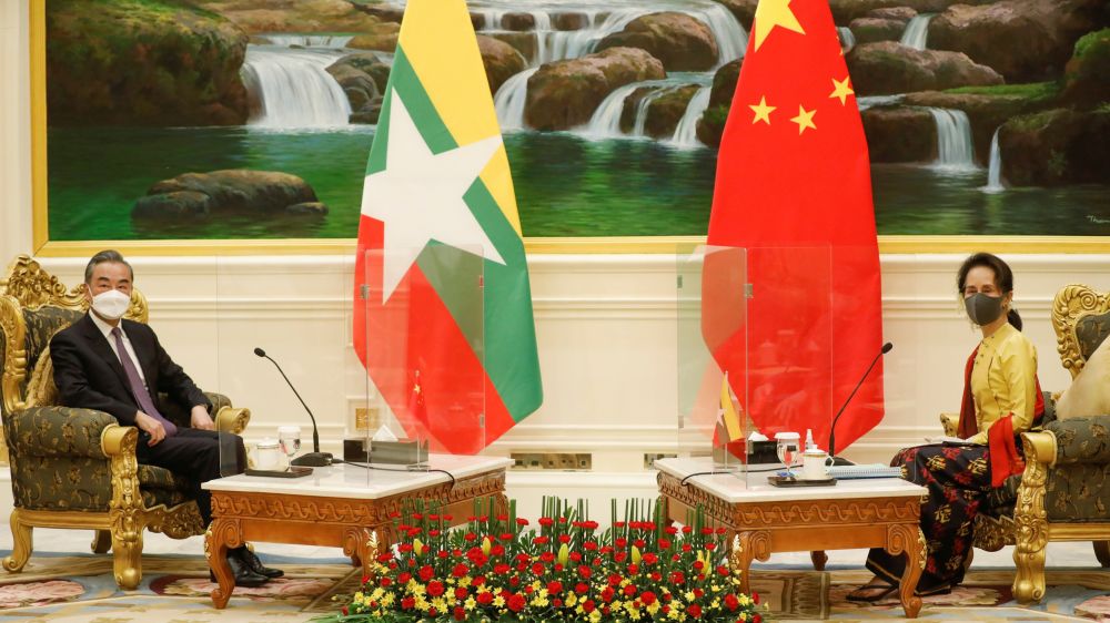 Ngoại trưởng Trung Quốc Vương Nghị và Cố vấn Nhà nước, Bộ trưởng Ngoại giao Myanmar Aung San Suu Kyi trong cuộc gặp tại Naypyitaw ngày 11/1. (Nguồn: Reuters)