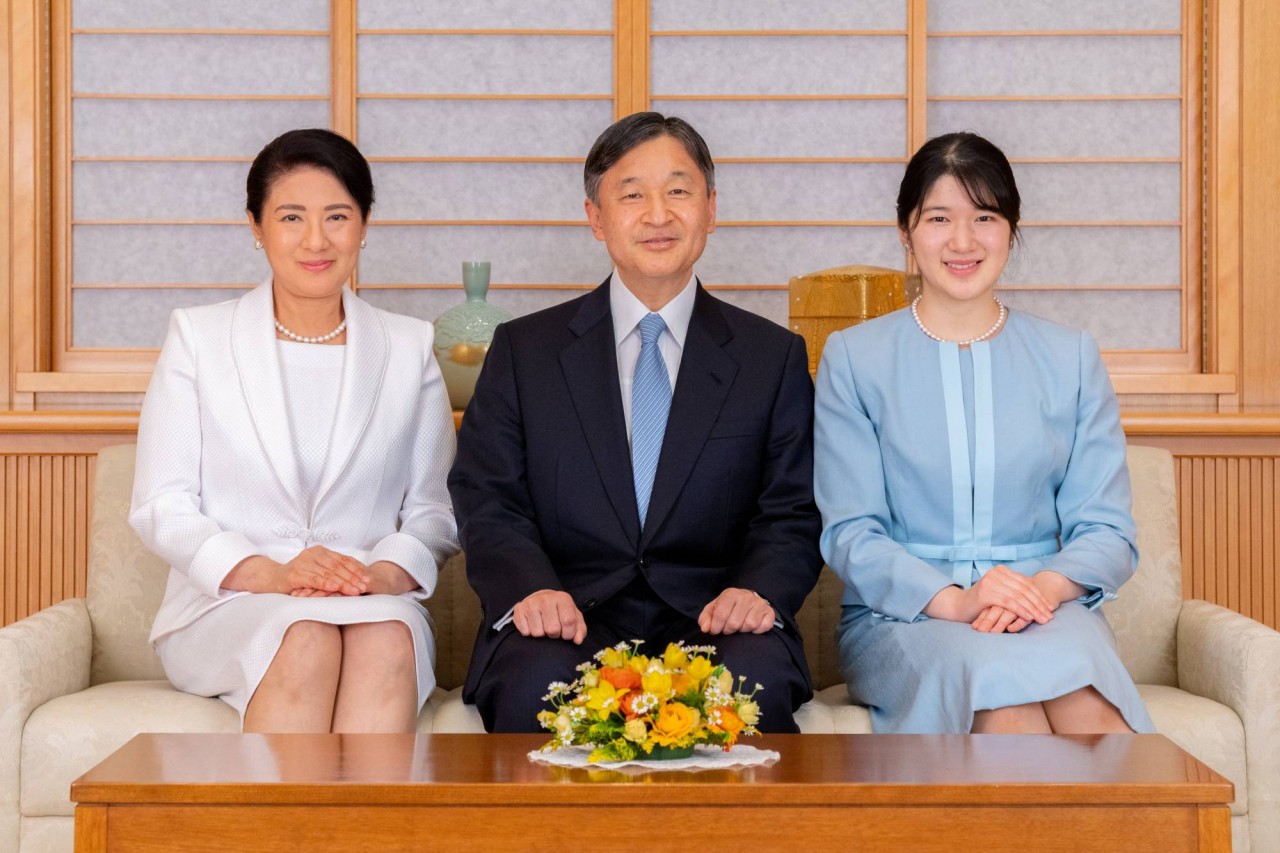 (01.01) Nhật hoàng Naruhito cùng gia đình trong video chào mừng năm mới. (Nguồn: Reuters)