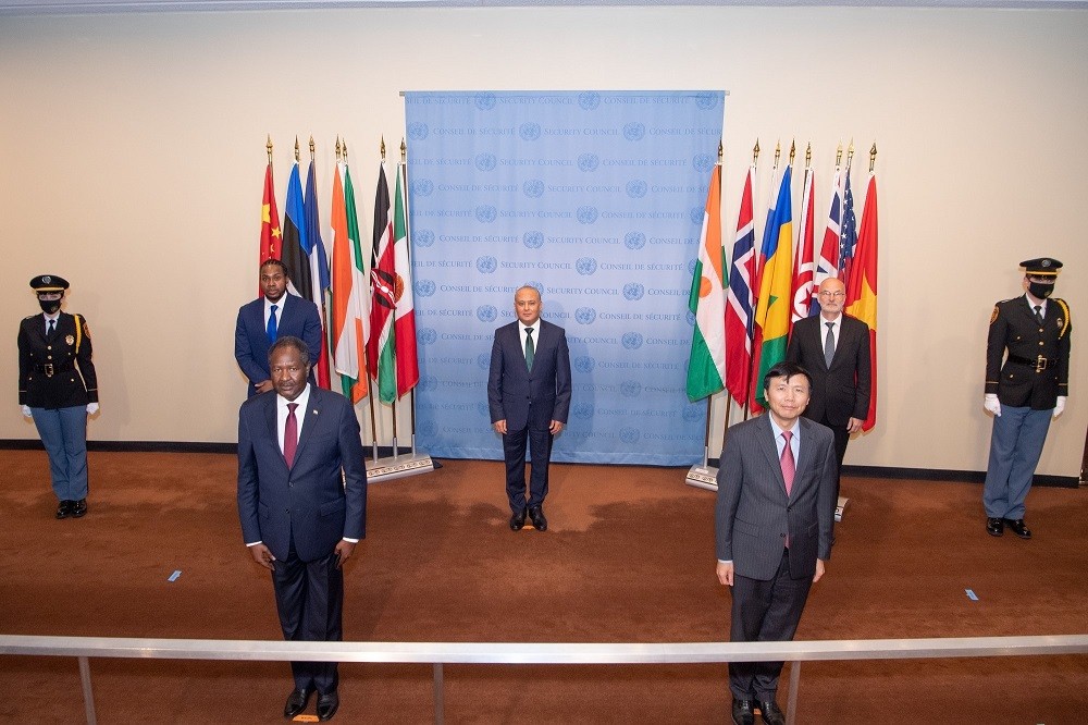 (01.01) Đại sứ các nước Estonia, Niger, Saint Vincents & the Grenadines, Tunisia và Việt Nam tại lễ hạ quốc kỳ. Ảnh: TTXVN