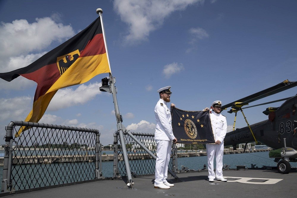 (01.04) Tàu khu trục Bayern (Đức) tại cảng Singapore ngày 21/12/2021. (Nguồn: Bloomberg)