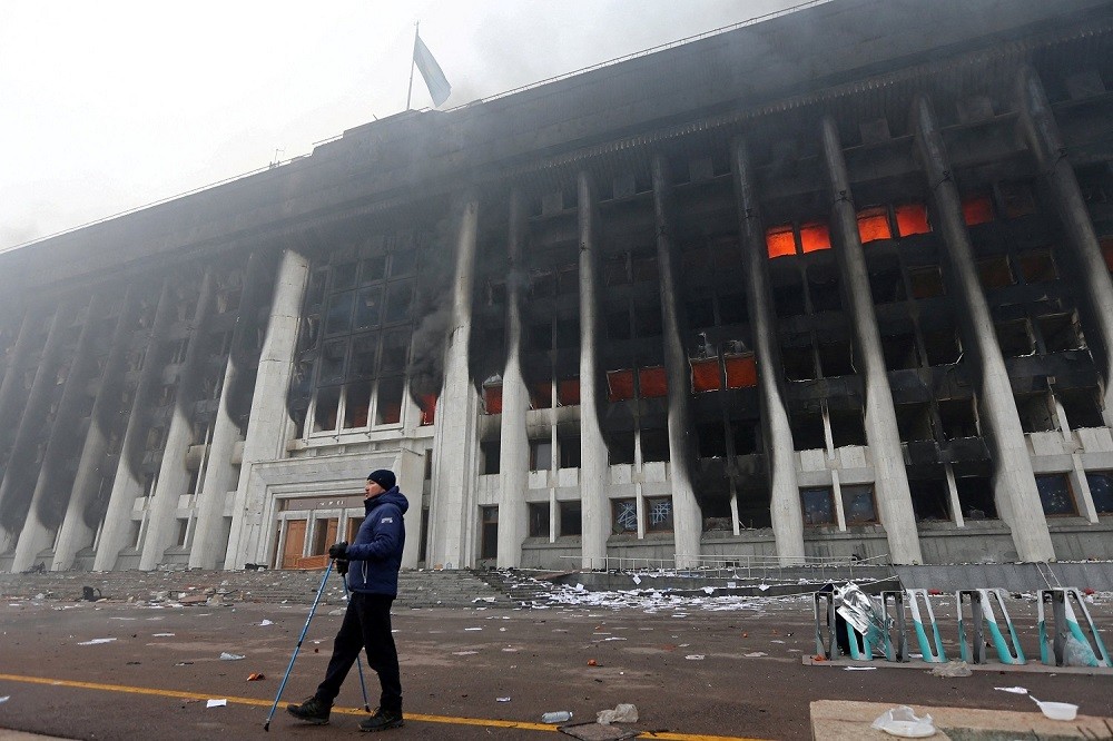 (01.07) Tình hình tại Kazakhstan tiếp tục diễn biến phức tạp khi nhiều tòa nhà chính phủ bị tấn công. (Nguồn: Reuters)