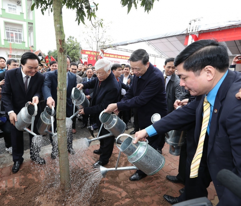 party leader pays tet visit to hung yen province