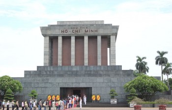 Over 18,000 people pay tribute to Uncle Ho during Tet