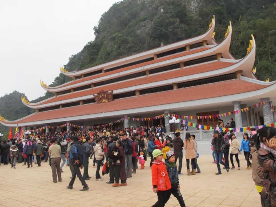 thousands of people join tien pagoda festival in hoa binh