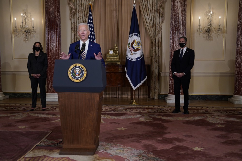 Tổng thống Mỹ Joe Biden phát biểu ngày 4/2, bên cạnh là Phó Tổng thống Kamala Harris và Ngoại trưởng Antony Blinken. (Nguồn: AP)
