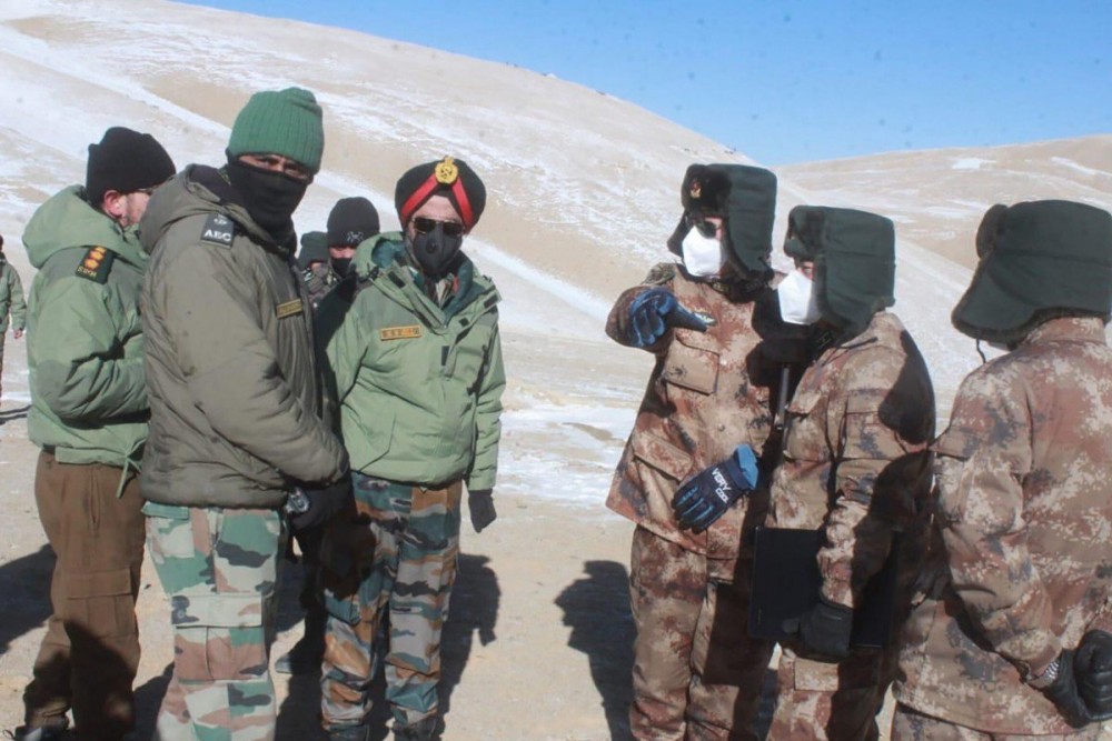 (02.24) Binh lính Ấn Độ và Trung Quốc thảo luận sau khi đạt đồng thuận về rút quân ở biên giới. (Nguồn: AP)