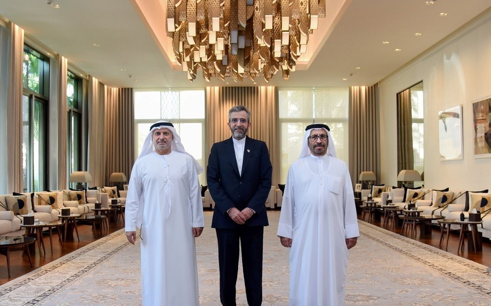 (03.02) Quan hệ Iran-UAE đã có nhiều tiến triển thời gian gần đây - Ảnh: Trường đoàn đảm phán hạt nhân Iran Ali Bagheri (giữa) cùng Ngoại trưởng và Cố vấn Ngoại giao cho Quốc vương UAE (Nguồn: Reuters)