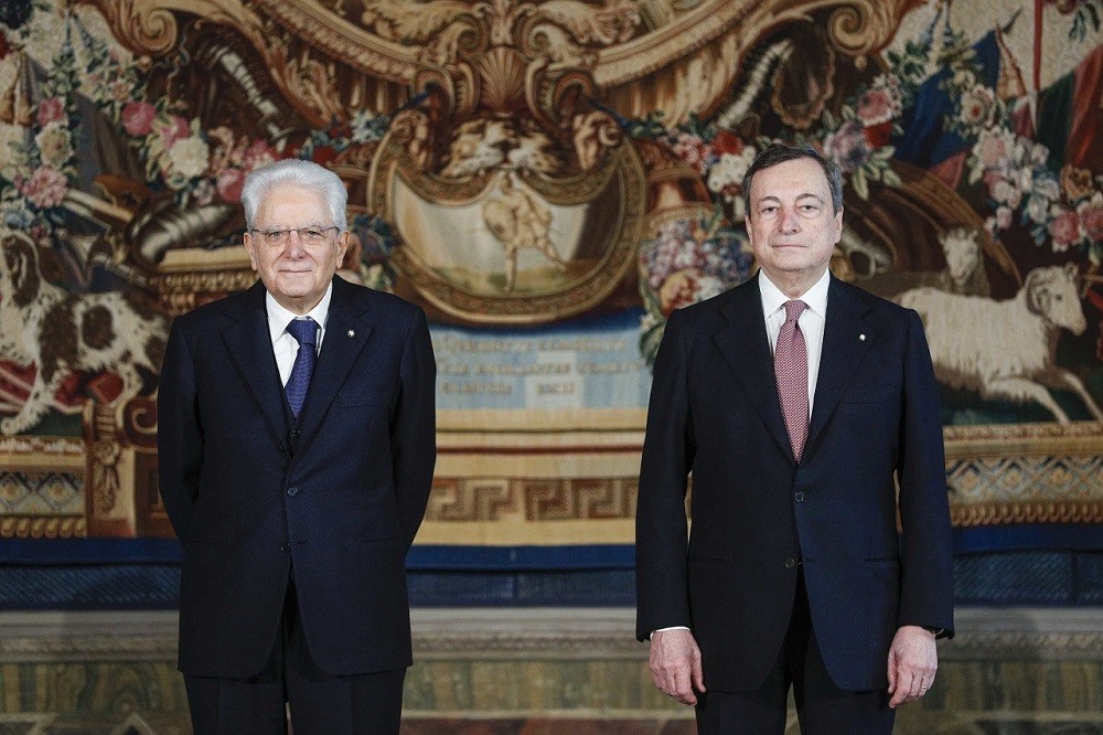(02.10) Tổng thống Italy Sergio Mattarella (trái) tiếp tục tại vị đồng nghĩa rằng ông Mario Draghi sẽ tiếp tục giữ ghế Thủ tướng tới năm 2023. (Nguồn: AFP)