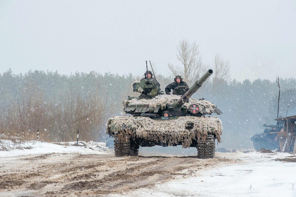 (02.13) Xe tăng và binh sỹ Ukraine tập trận bắn đạn thật tại thị trấn Chuguev, vùng Kharkiv. (Nguồn: AFP/Getty Images)