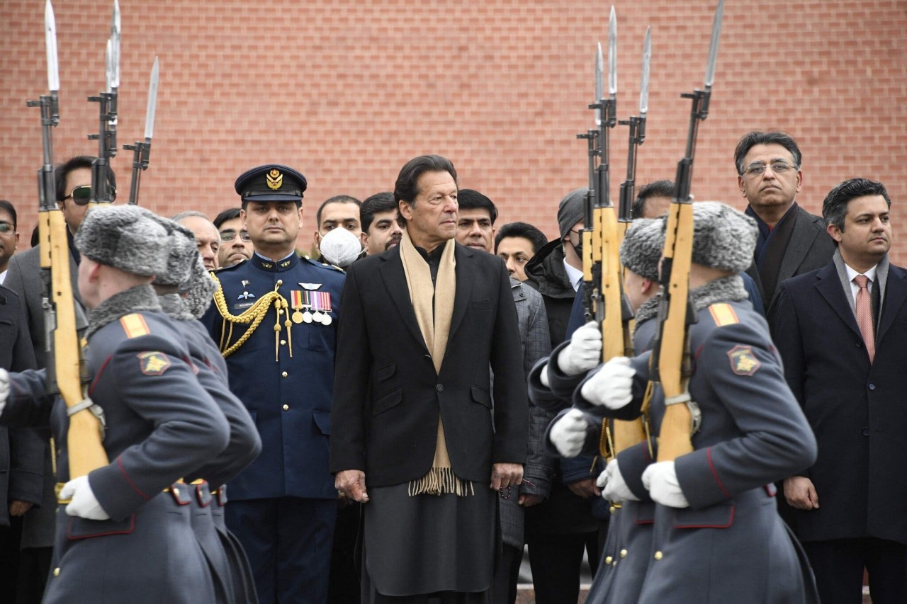 (02.25) Thủ tướng Pakistan Imran Khan duyệt đội danh dự trong chuyến thăm Moscow. (Nguồn: New York Times)