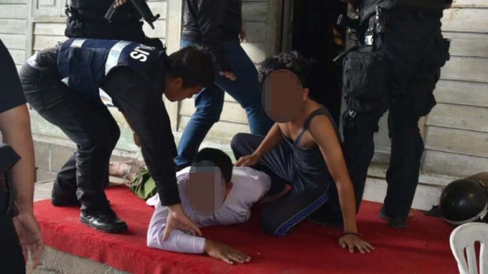 Malaysia bắt 9 người tình nghi liên quan đến IS malaysia bat 9 nguoi tinh nghi lien quan den is