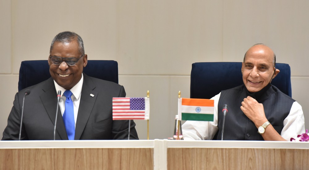 (03.22) Bộ trưởng Quốc phòng Mỹ Lloyd Austin gặp người đồng cấp Ấn Độ Rajnath Singh trong chuyến thăm quốc gia Nam Á ngày 19/3. (Nguồn: Getty Images)