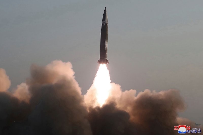 (03.26) Hình ảnh tên lửa Triều Tiên được phóng đi ngày 25/3 do KCNA cung cấp. (Nguồn: KCNA)