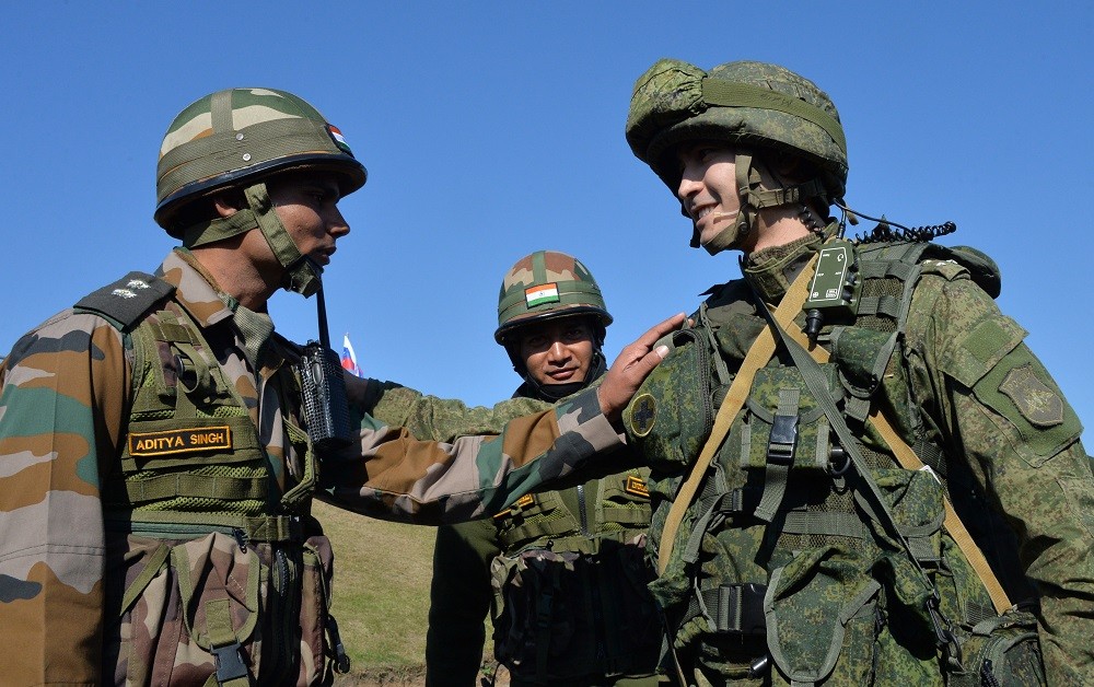 (03.11) Nga và Ấn Độ có quan hệ hợp tác chặt chẽ trên nhiều mặt, đặc biệt là quốc phòng - Binh sỹ Ấn Độ trò chuyện với phía Nga trong một cuộc tập trận năm 2017. (Nguồn: RIA)