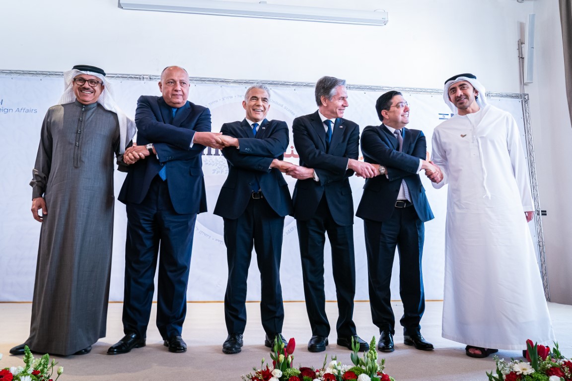 (03.30) (Từ trái sang phải) Ngoại trưởng Bahrain Abdullatif bin Rashid al-Zayani, Ngoại trưởng Ai Cập Sameh Shoukry, Ngoại trưởng Israel Yair Lapid, Ngoại trưởng Mỹ Antony Blinken, Ngoại trưởng Maroc Nasser Bourita và Ngoại trưởng UAE Sheikh Abdullah bin Zayed al-Nahyan chụp ảnh lưu niệm tại Hội nghị cấp cao Negev ở Israel, ngày 28/3/2022. (Nguồn: WAM)
