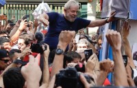 Brazil: Cựu Tổng thống Lula da Silva chấp hành lệnh bắt giữ