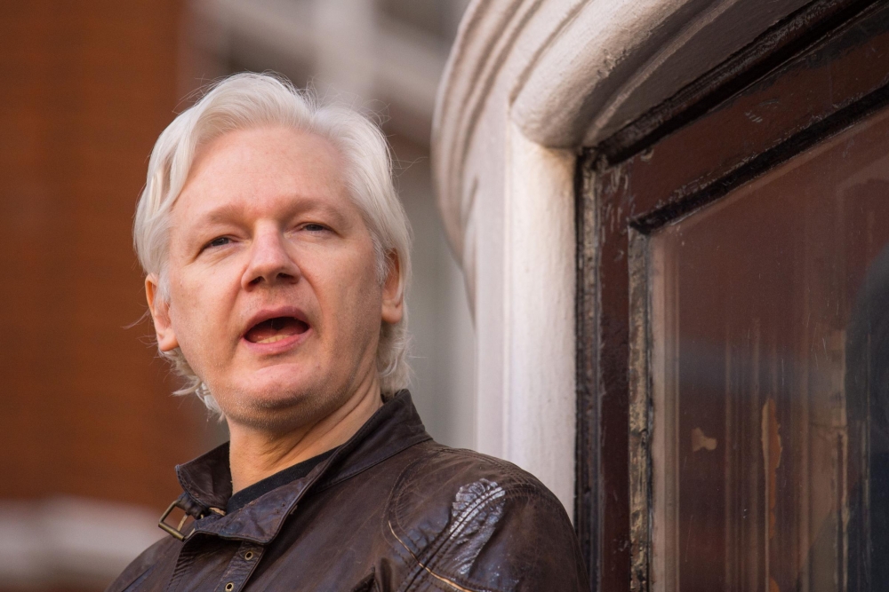 Anh bất ngờ bắt giữ nhà sáng lập WikiLeaks Julian Assange sau 7 năm lẩn trốn xung quanh viec anh bat giu nha sang lap wikileaks julian assange