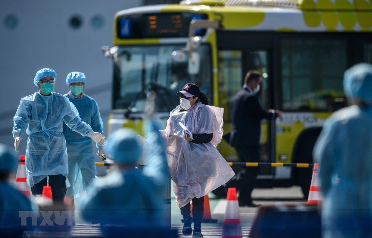 (4.5) Nhân viên y tế tại khu vực cách ly để kiểm dịch COVID-19 ở Yokohama, gần Tokyo. (Ảnh: AFP/TTXVN) 1320 45 nhan vien y ty tyi khu vyc cach ly yy kiym dych covid 19 y yokohama gyn tokyo ynh afp ttxvn