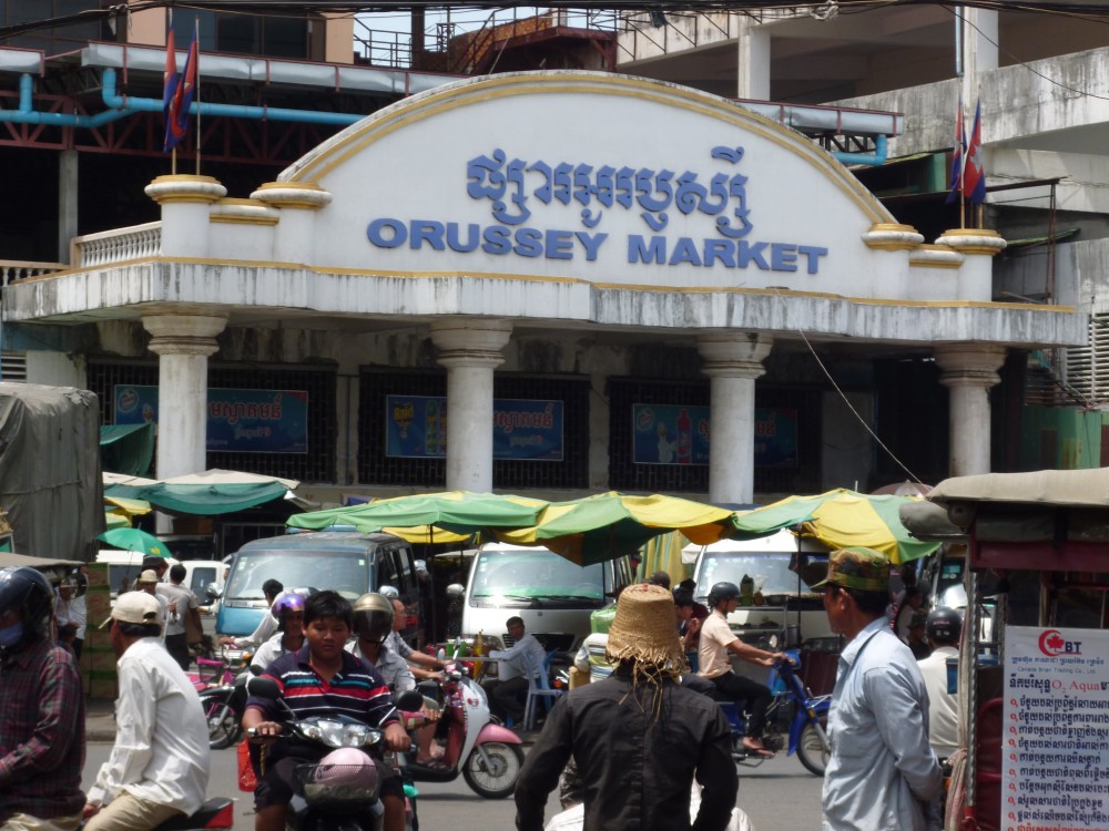 (04.04) Chợ đầu mối Orussey tại thủ đô Phnom Penh của Campuchia đã buộc phải đóng cửa do lo ngại lây lan diện rộng vì Covid-19. (Nguồn: melsincambodia)