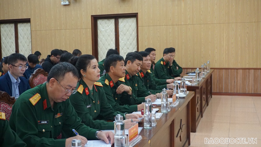 Các đại biểu, cán bộ Bộ Quốc phòng tại buổi họp báo. (Ảnh: Minh Quân)