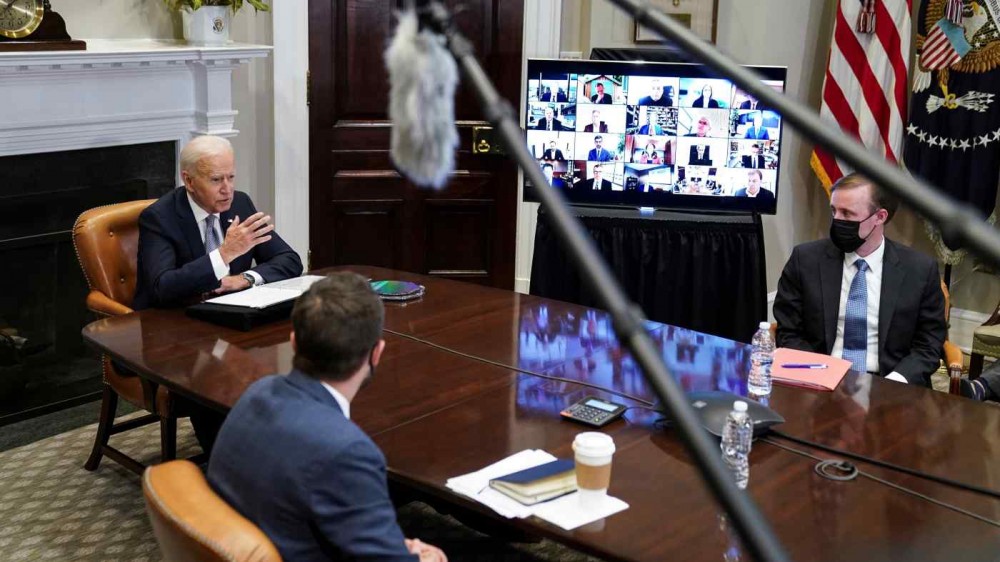 (04.15) Tổng thống Mỹ Joe Biden trong cuộc họp trực tuyến với lãnh đạo các tập đoàn sản xuất chất bán dẫn lớn tại Mỹ. (Nguồn: AP)