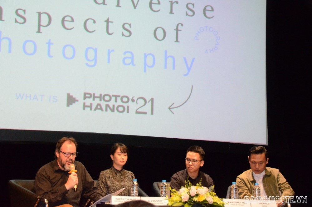(04.28) Giám đốc Viện Pháp tại Hà Nội - L'Espace Thierry Vergon và một số nhiếp ảnh gia chia sẻ về chương trình. (Ảnh: Huy Sơn)