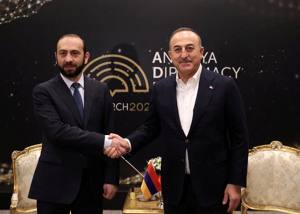 (04.06) Ngoại trưởng Thổ Nhĩ Kỳ Mevlut Cavusoglu và người đồng cấp Armenia Ararat Mirzoyan đã gặp và trao đổi về bình thường hóa quan hệ song phương ngày 13/3 tại Antalya, Thổ Nhĩ Kỳ.. (Nguồn: Reuters)