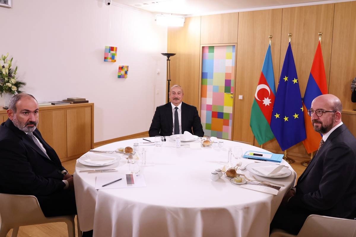 (04.06) Tổng thống Azerbaijan Ilham Aliyev, Thủ tướng Armenia Nikol Pashinyan và Chủ tịch Hội đồng châu Âu (EC) Charles Michel trong cuộc gặp tại Brussels, Bỉ ngày 14/12/2021. (Nguồn: Phủ Tổng thống Azerbaijan)