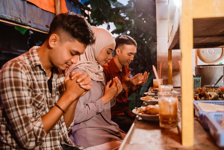 (04.08) Các tín đồ Hồi giáo tạ ơn thánh Allah trước khi dùng bữa trong tháng Ramadan. (Nguồn: Shutterstock)