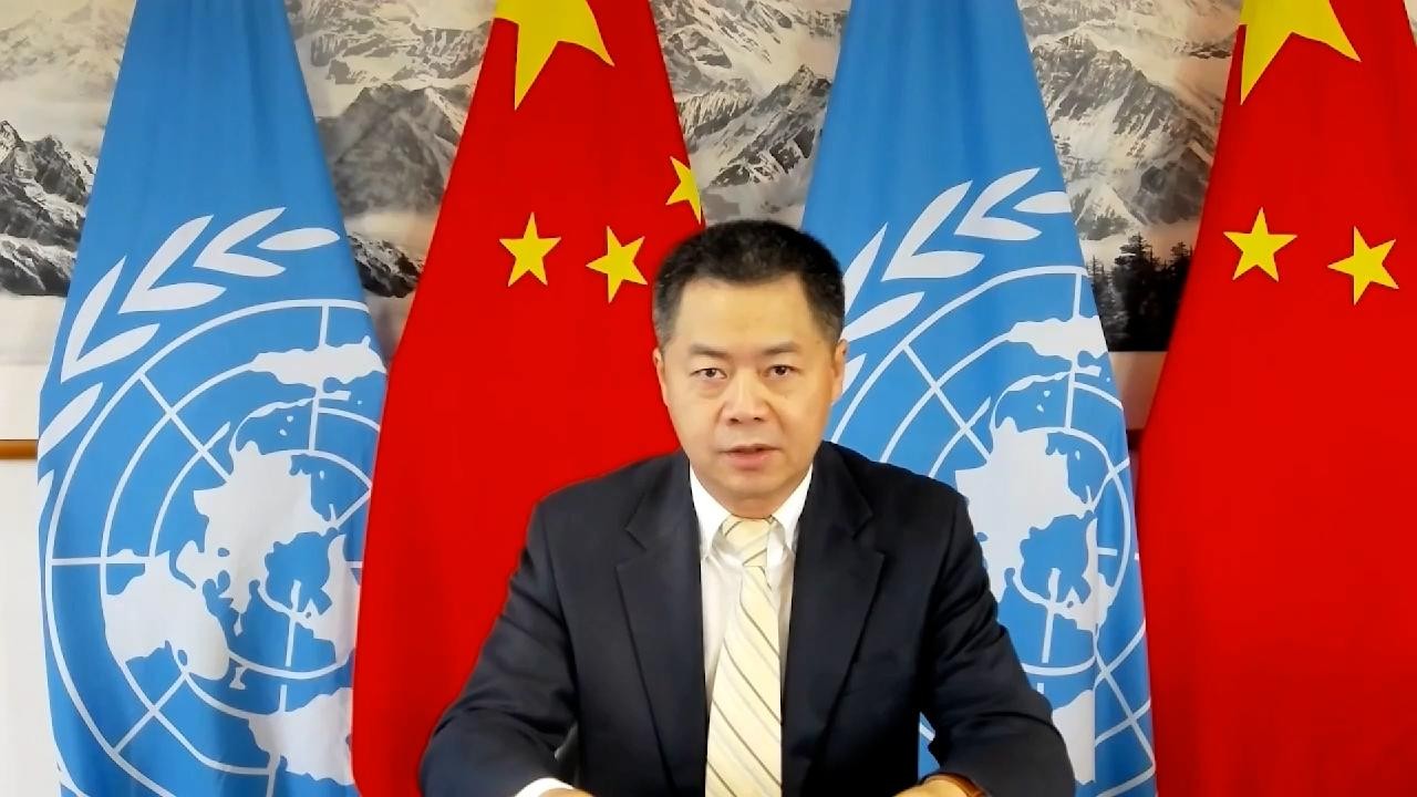 (04.14) Phó Trưởng Phái đoàn thường trực của Trung Quốc tại Liên hợp quốc Đới Binh phát biểu về vấn đề 'phụ nữ mua vui'. (Nguồn: CGTN)