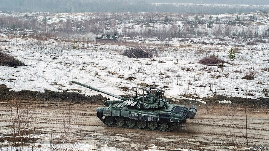 (04.15) Xe tăng Nga được cho là đã gặp nhiều khó khăn di chuyển trong thời tiết mưa tại miền Đông Ukraine. (Nguồn: Eyevine)