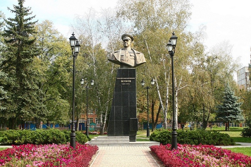 (04.18) Tượng Nguyên soái Liên Xô Georgy Zhukov tại Kharkiv, nhân vật có đóng góp quan trọng vào chiến thắng của Liên Xô trong Thế chiến II, đã bị phá hủy. (Nguồn: Wikipedia Commons)