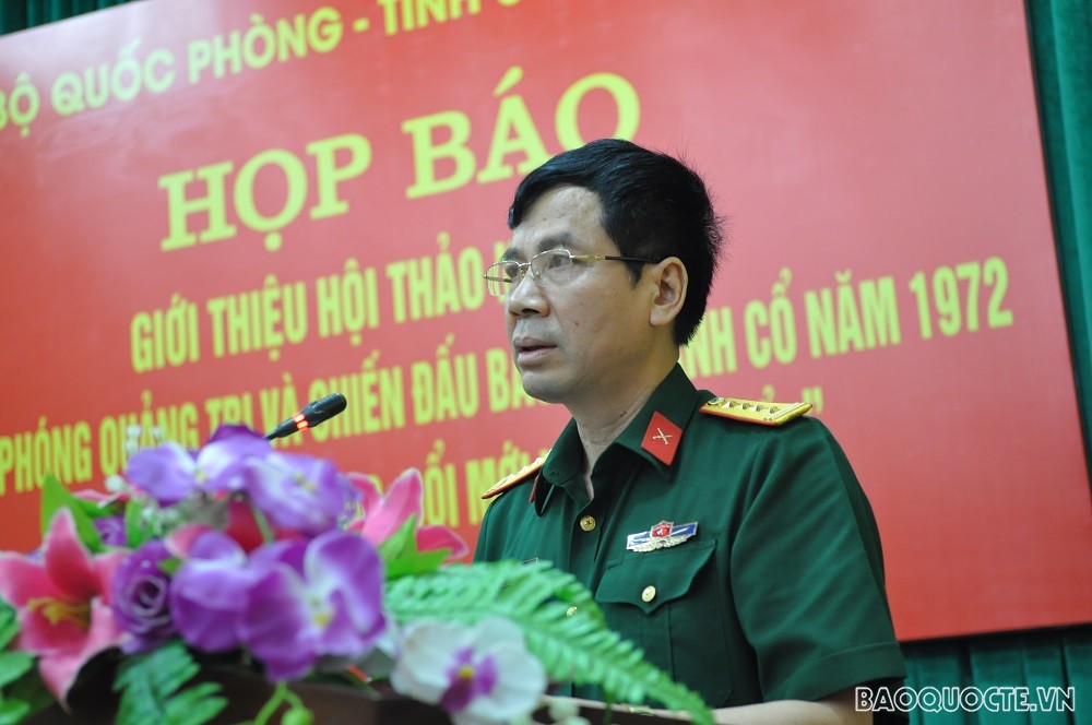 (04.19) Đại tá, Phó Giáo sư, Tiến sỹ Dương Hồng Anh thông báo về Hội thảo khoa học. (Ảnh: Minh Quân)