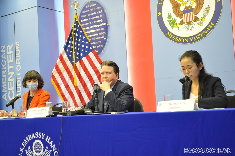 (04.20) Đại sứ Mỹ tại Việt Nam Marc Knapper trong buổi họp báo chính thức đầu tiên tại Hà Nội. (Ảnh: Minh Quân)