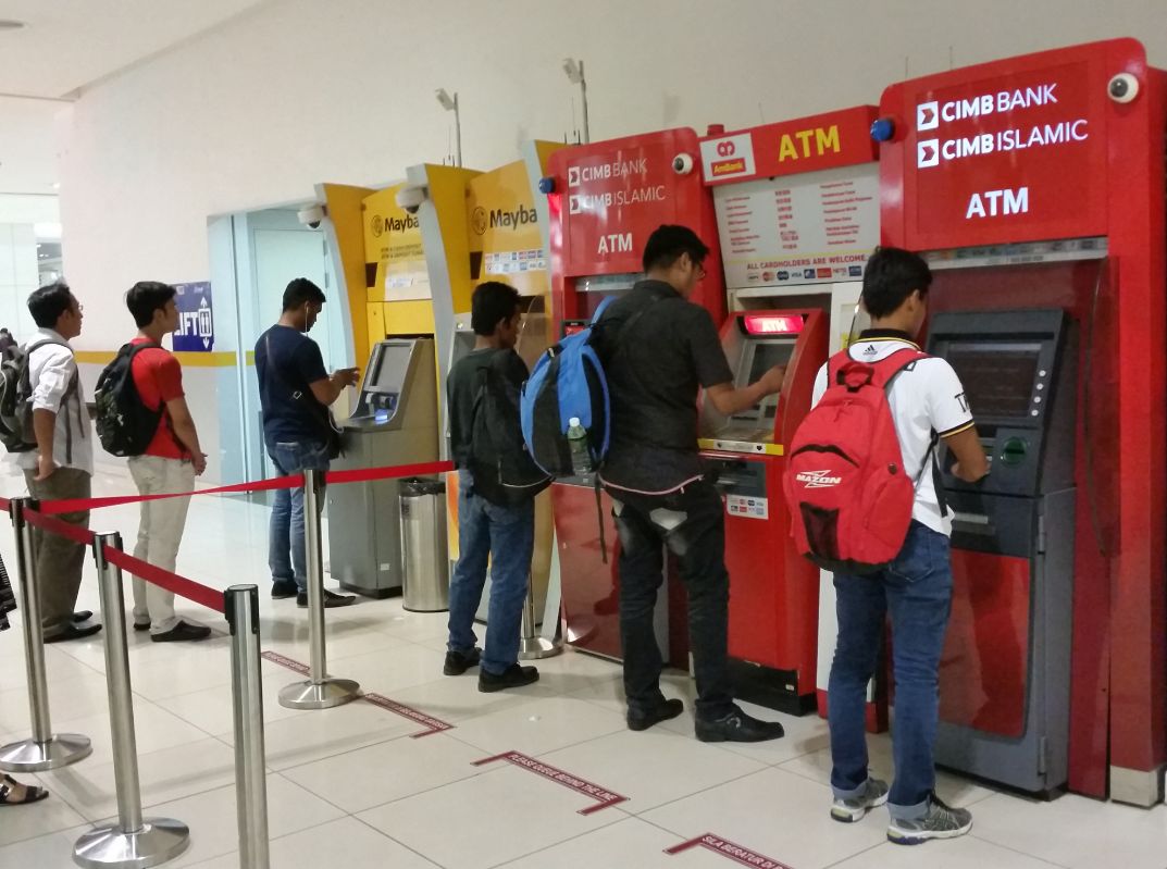 Covid-19: Malaysia gỡ bỏ giới hạn khung giờ mở cửa hệ thống ATM