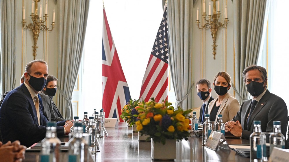 (05.06) Ngoại trưởng Mỹ Antony Blinken (phải) và người đồng cấp nước chủ nhà Dominic Raab trong một cuộc họp tại Hội nghị Bộ trưởng Ngoại giao G7. (Nguồn: AFP)