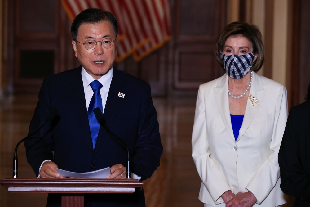 (05.21) Tổng thống Hàn Quốc Moon Jae-in và Chủ tịch Hạ viện Mỹ Nancy Pelosi tại cuộc họp báo chung ngày 20/5 (Nguồn: Reuters)