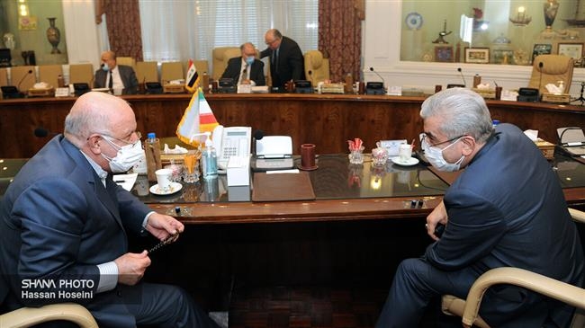 Bộ trưởng Dầu mỏ Iran Bijan Namdar Zanganeh và Bộ trưởng Năng lượng Reza Ardakanian trong cuộc thảo luận với phái đoàn cấp cao Iraq ngày 29/5. (Nguồn; PressTV)
