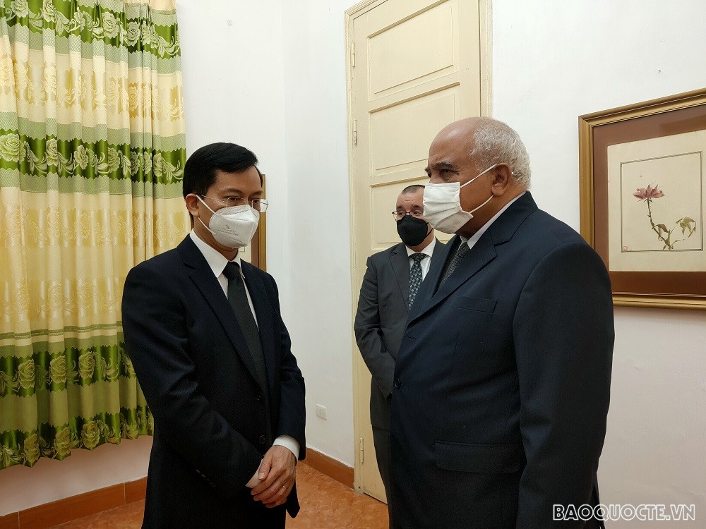 (05.09) Thứ trưởng Ngoại giao Hà Kim Ngọc chia buồn với Đại sứ Cuba tại Việt Nam Orlando Hernandez Guillen. (Ảnh: Minh Quân)