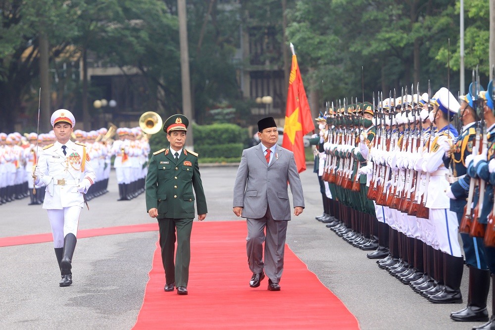 (05.12) Bộ trưởng Bộ Quốc phòng, Đại tướng Phan Văn Giang và Bộ trưởng Bộ Quốc phòng Indonesia Prawobo Subianto duyệt đội danh dự. (Ảnh: Trần Thường)