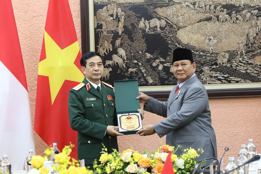 (05.12) Bộ trưởng Quốc phòng Indonesia Prawobo Subianto tiếp nhận kỷ niệm chương của Bộ trưởng Quốc phòng, Đại tướng Phan Văn Giang ngày 13/5. (Ảnh: Trần Thường)