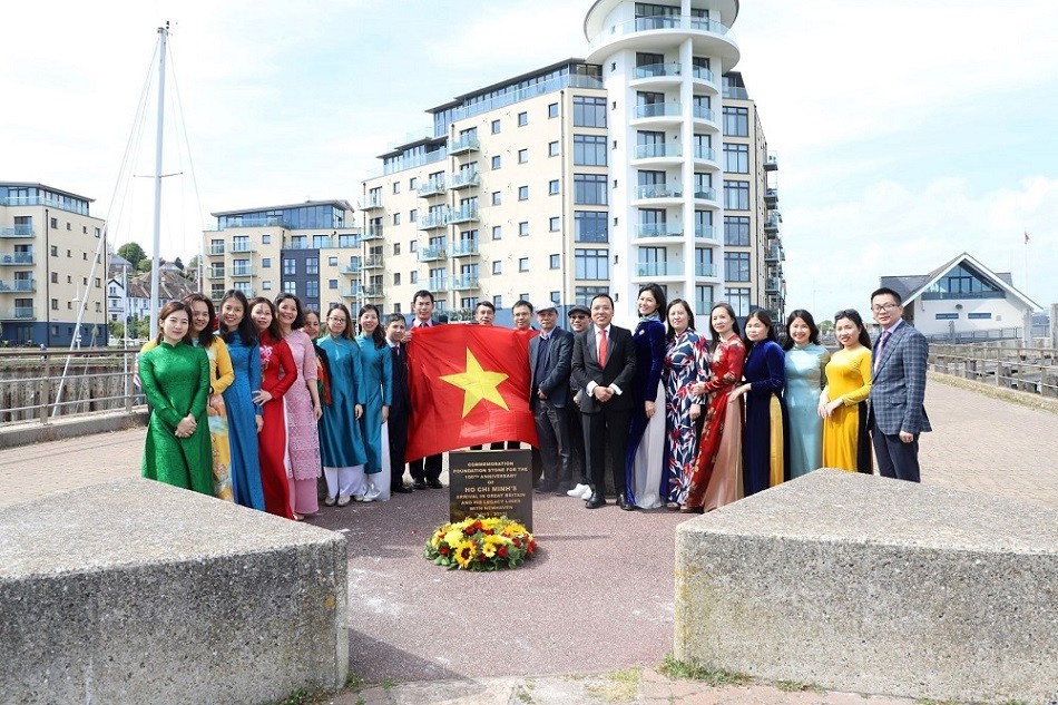 (05.14) Đại sứ quán Việt Nam cùng các cơ quan đại diện Việt Nam tại Vương quốc Anh tại bia đá tưởng niệm Bác Hồ ở New Haven, Sussex, Anh. (Nguồn: Đại sứ quán Việt Nam tại Anh) 