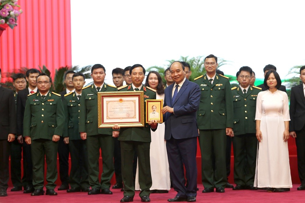 (05.19) Chủ tịch nước Nguyễn Xuân Phúc trao Chứng nhận Giải thưởng Hồ Chí Minh cho đại diện nhóm tác giả và các nhà khoa học. (Ảnh: Trần Thường)