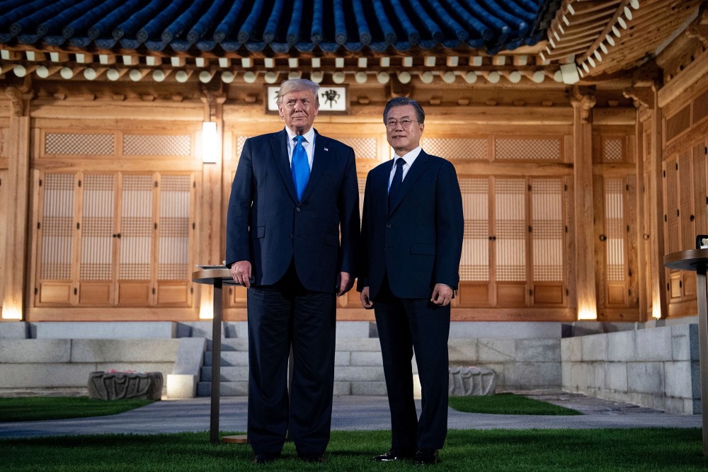 Tổng thống Trump tiết lộ Hàn Quốc 'đồng ý trả rất nhiều tiền' trong chia sẻ chi phí quốc phòng