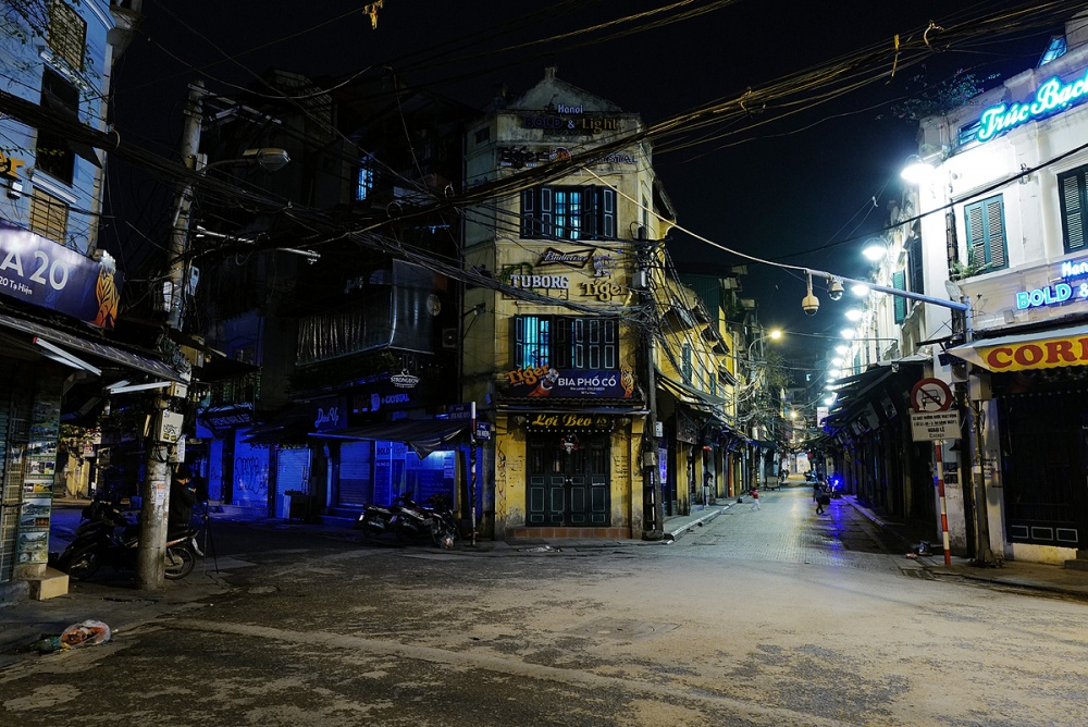 3445-630-ta-hien-hanois-popular-night-beer-street-is-deserted-at-7-pm-on-april-13-2020-photo-vnexpress