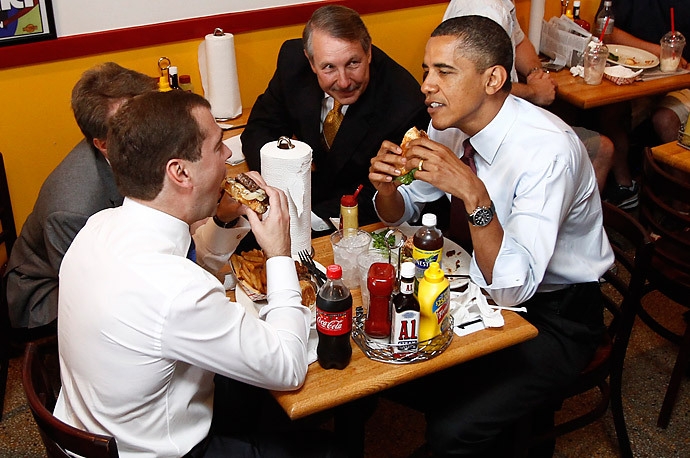 (06.06) Hình ảnh cựu Tổng thống Mỹ Barack Obama và cựu Tổng thống Nga Dmitry Medvedev cùng ngồi ăn trong một cửa hàng burger tại Mỹ. (Nguồn: Reuters) (06.06) Hình ảnh cựu Tổng thống Mỹ Barack Obama và cựu Tổng thống Nga Dmitry Medvedev cùng ngồi ăn trong một cửa hàng burger tại Mỹ. (Nguồn: Reuters)