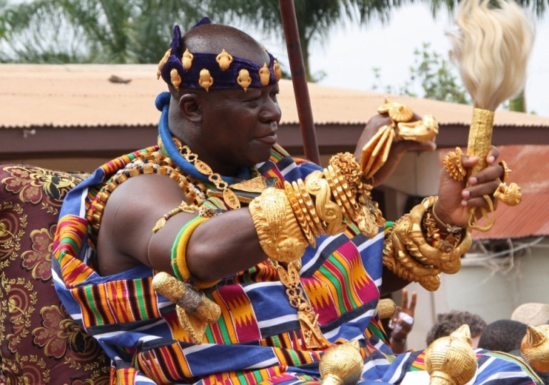 Quốc vương Ashanti Otumfuo Nana Osei Tutu II. Vàng là biểu tượng quyền lực. (Nguồn: africaonlinemuseum.org)