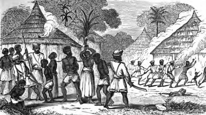 (06.08) Tranh minh họa từ năm 1859 miêu tả một ngôi làng ở Ghana bị đốt phá và dân làng bị bắt làm nô lệ. (Nguồn: gemeinfrei)